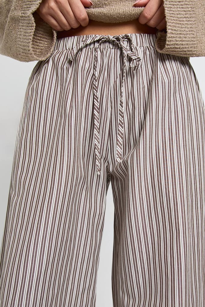 boohoo Dames Geweven Gestreepte Wijde Pijpenbroek met Elastische Taille | Chocoladebruin | Maat: 38