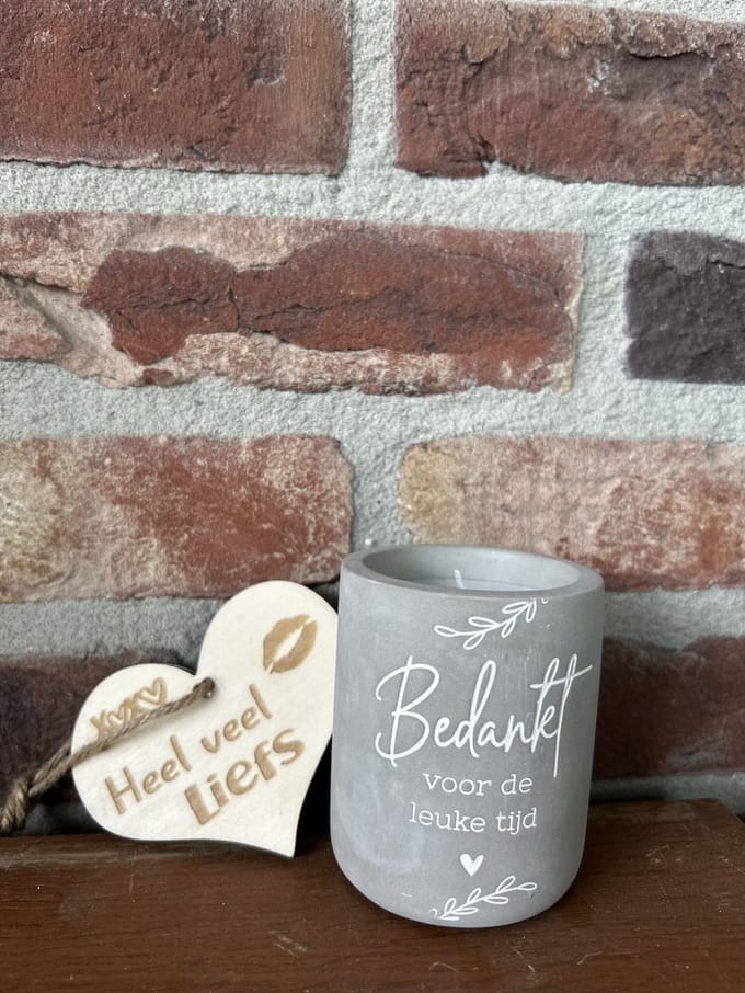 Creaties van Hier – Cement Candle Leuke tijd met houten hartje- 8 cm – Cement – Kaars