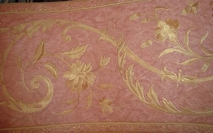 BEHANGRAND OUDROSE GOUD KLASSIEK BLOEMEN VOELBAAR PRINT