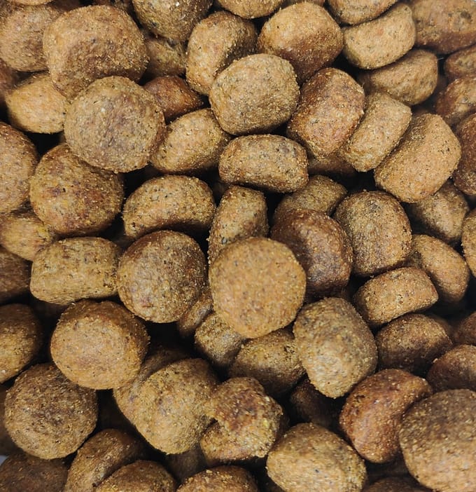 Vleesje krokante brok Sensitive Kip 15 kilo