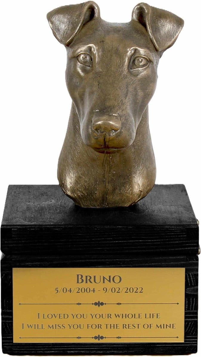 Handgemaakte urn hond met beeld en gravure van een Fox Terrier Gladhaar