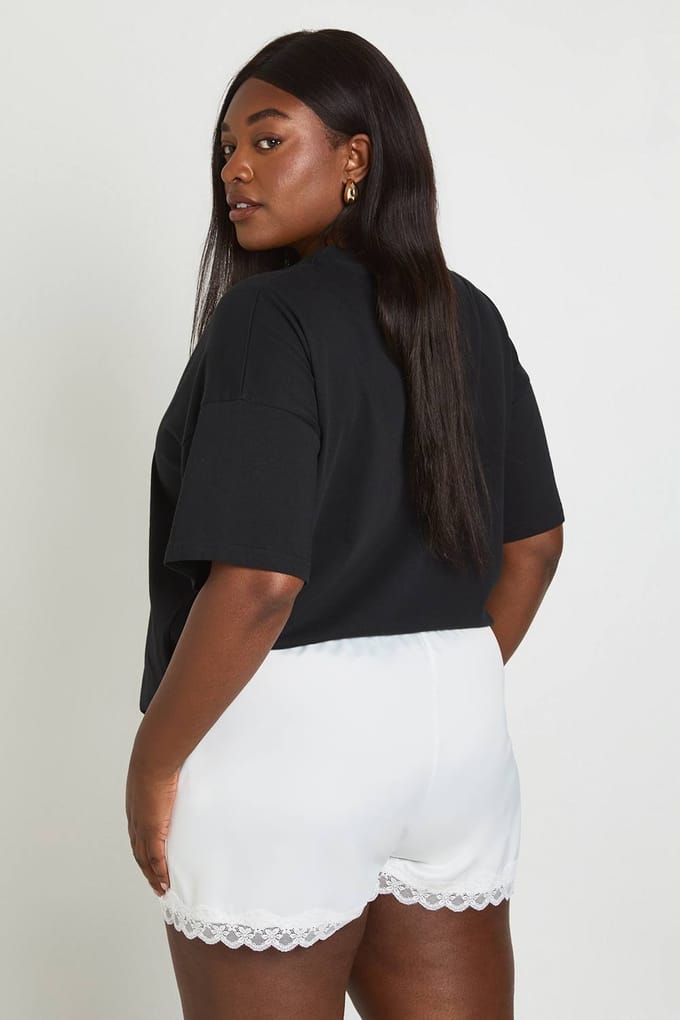 boohoo Dames Plus Satijnen Shorts Met Kanten Rand | Ivory | Maat: 24