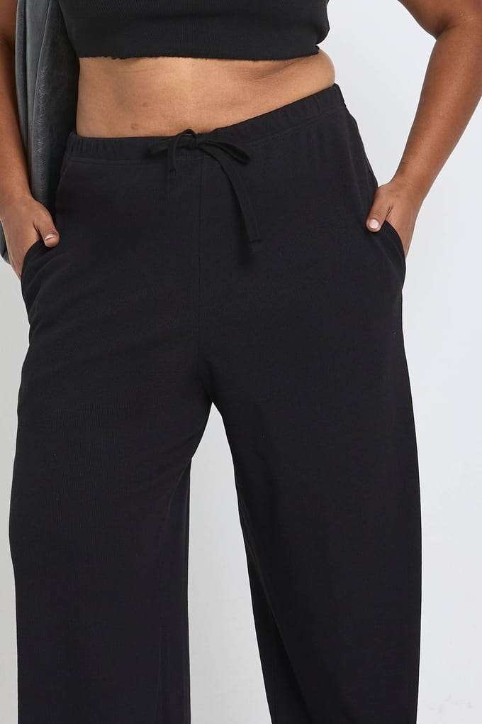 boohoo Dames Plus Rib wijde pijpenbroek | Zwart | Maat: 44