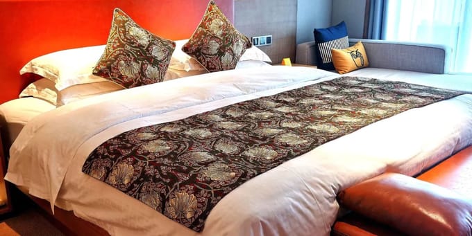 Bedloper - Bedrunner - Gobelinstof - tafelloper - Pimpernel and Thyme Red - Rood - William Morris