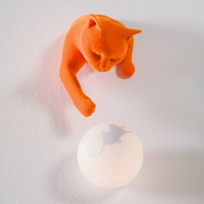 Karman wandlamp Maoo, oranje keramiek, glas, kattenfiguurtje