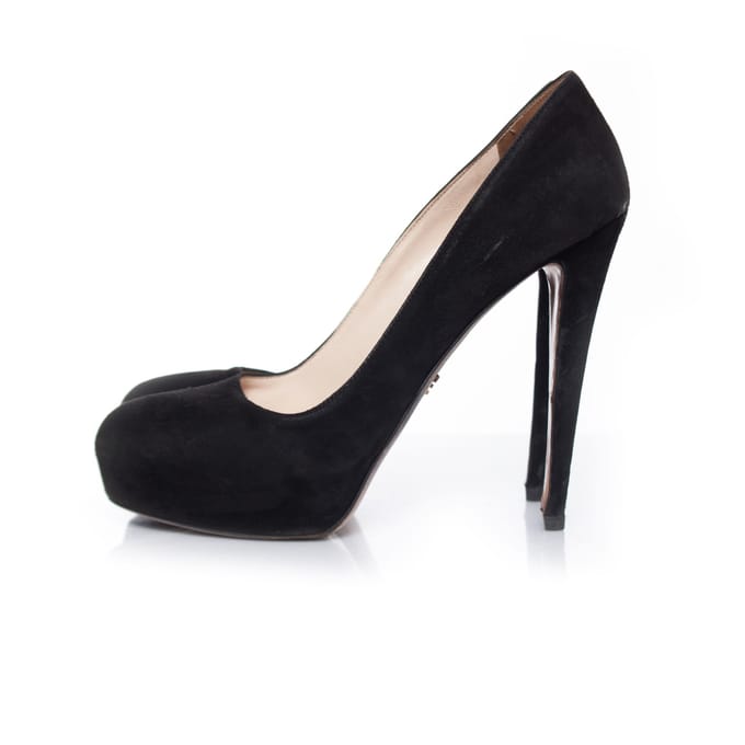 Prada zwarte suède plateau pumps.