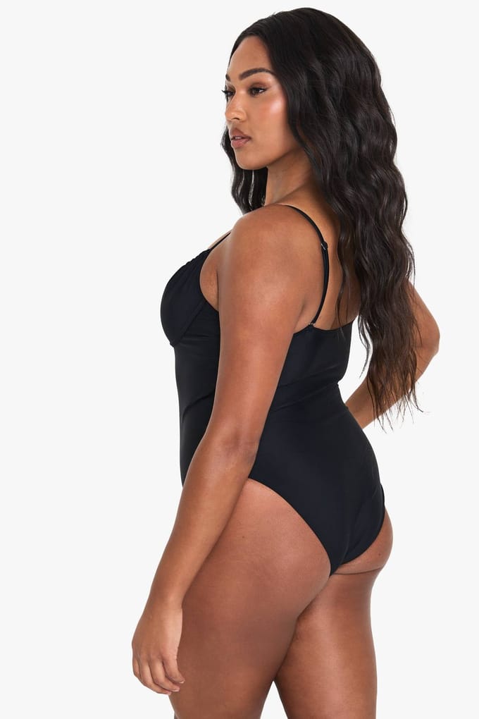boohoo Dames Plus Swimwear Essentials Bugelbadpak | Black | Maat: 24
