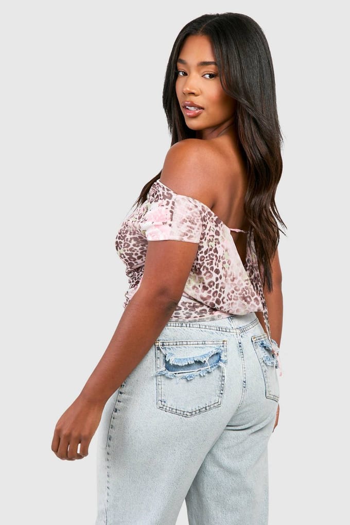 boohoo Dames Plus Faded Leopard Mesh Cowl Front And Back Top | Bruin | Maat: 52