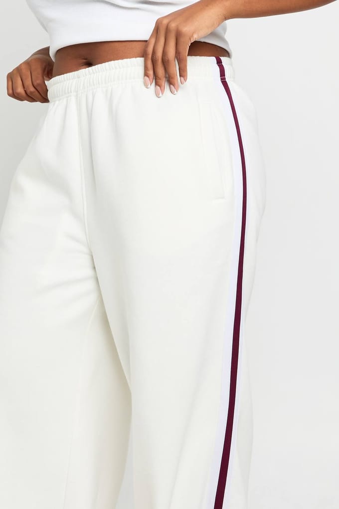 boohoo Dames Plus zijstreep wijde pijpen joggers | Ecru | Maat: 52