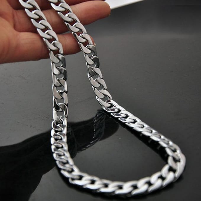 Eenvoudige en royale herenketting van titaniumstaal gray