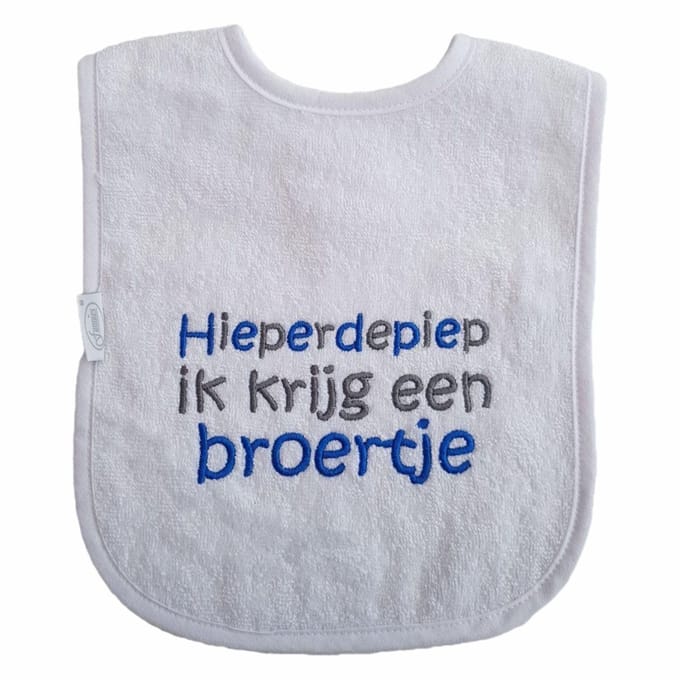 Witte slab met "Hieperdepiep ik krijg een broertje"