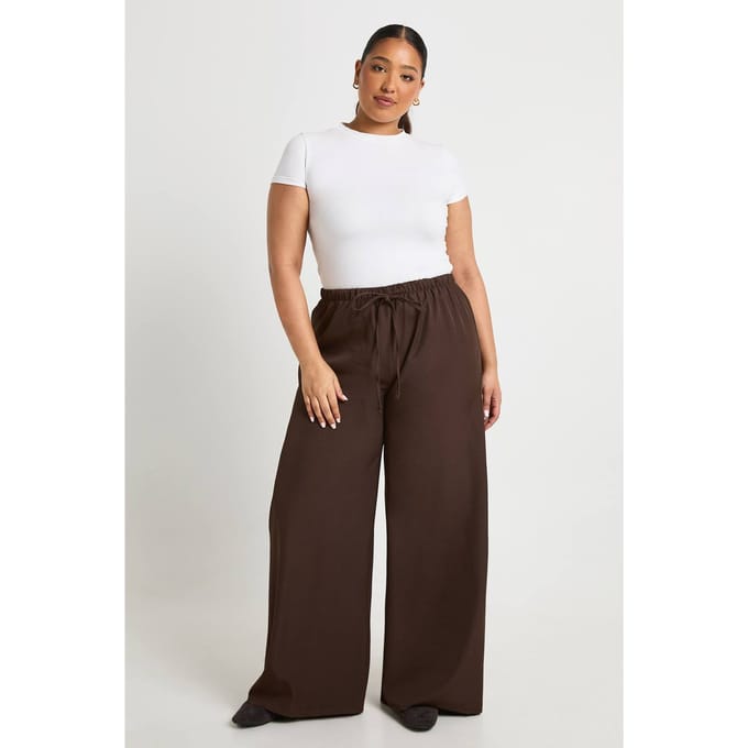 boohoo Dames Plus geweven broek met elastische tailleband, trekkoord en wijde pijpen | Chocoladebruin | Maat: 56