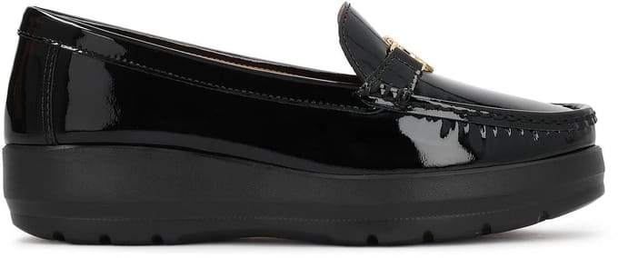 Lacquered slip-on shoes on a thick sole