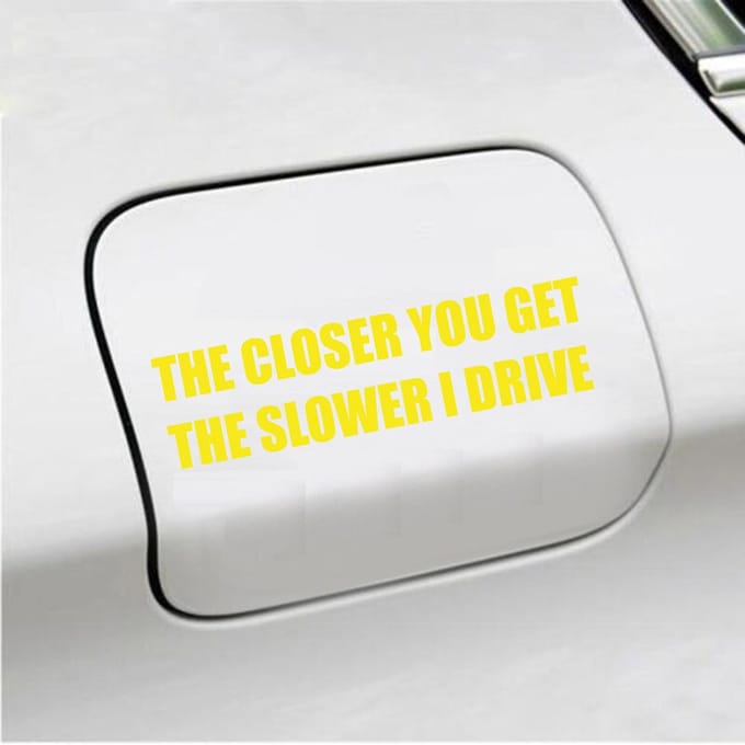 Bumpersticker - The Closer You Get The Slower I Drive - 4 X 14,8 - Geel