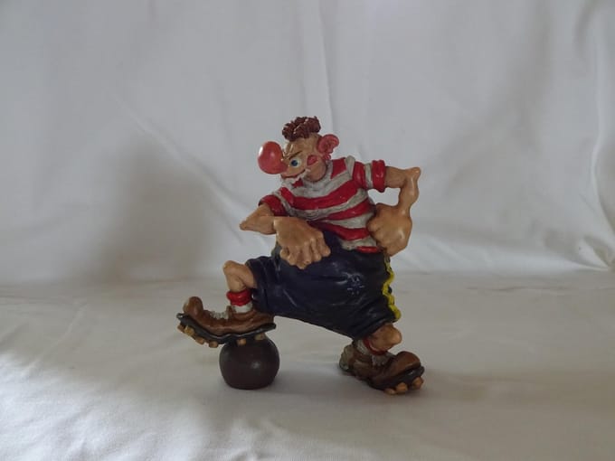 Parastone Beeld Joop Klepzeiker Voetbalheld KLO 4 met certificaat. 13X8X12CM.