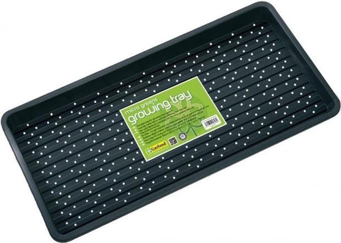 micro groenten, microgreens, kiemgroenten, tray met drainage gaten