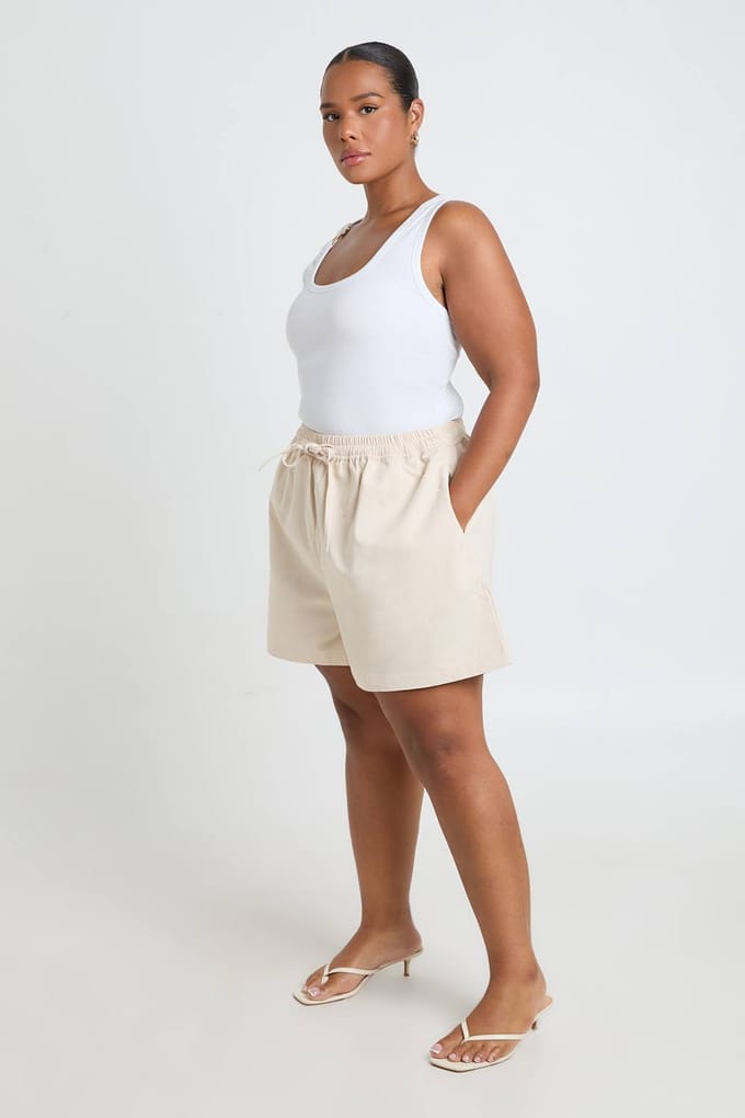 boohoo Dames Plus Chambray Boxy Flippy Short | Ecru | Maat: 44