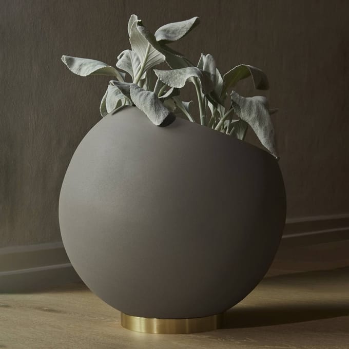 AYTM bloempot Globe, Ø 37 cm, grijsbruin, aluminium, staal