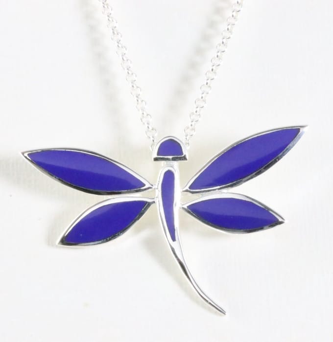 Grote zilveren libelle hanger met lapis lazuli aan ketting