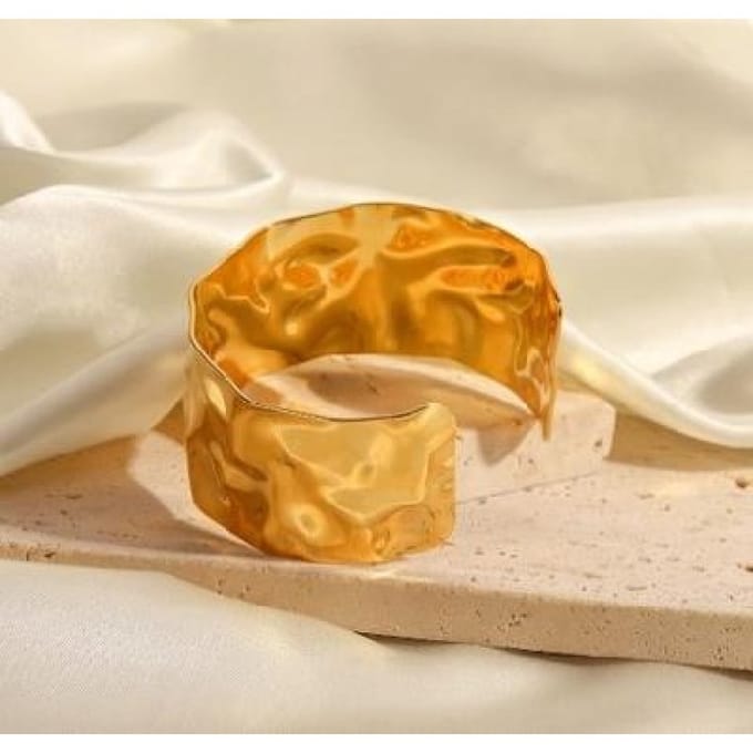 Twice As Nice Armband in goudkleurig edelstaal, open bangle 19cm