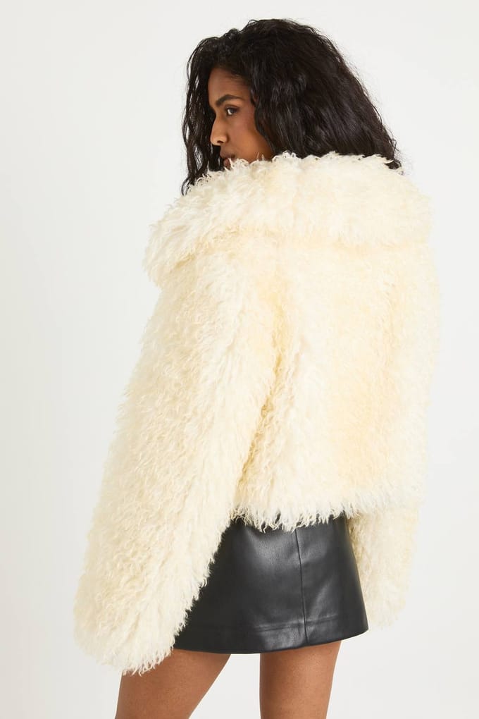 boohoo Dames Shaggy Fur Short Coat With clasps | Cream | Maat: 8