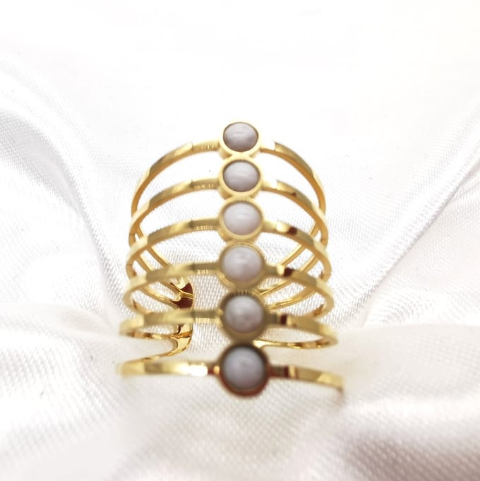 Ring - RVS - Verstelbaar - brede elegant ring met wit jade natuursteentjes. One-size
