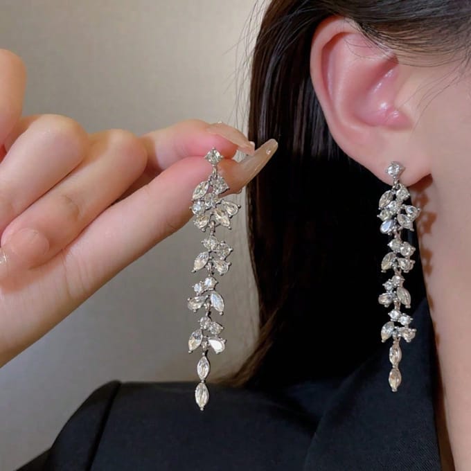 1 Paire d'Boucles d'Oreilles Strass de Luxe Discret, Boucles d'Oreilles Dynamiques à Long Pompon, Polyvalentes Pour les Rendez-vous et le Trajet Quotidien gray