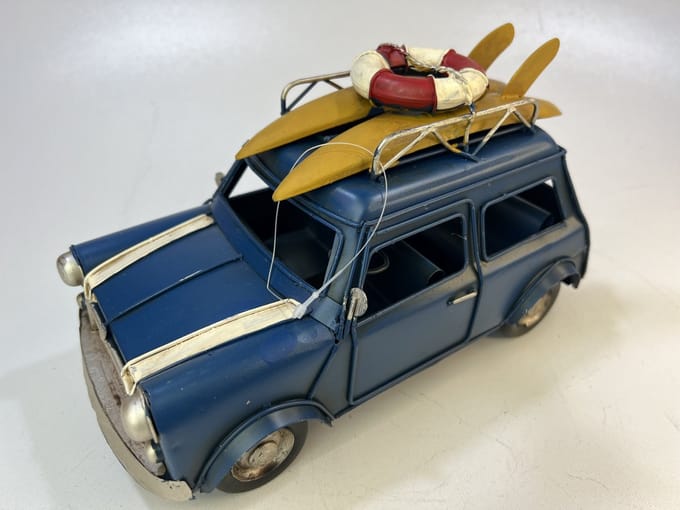 Blauwe Metalen vintage Mini met surfplank