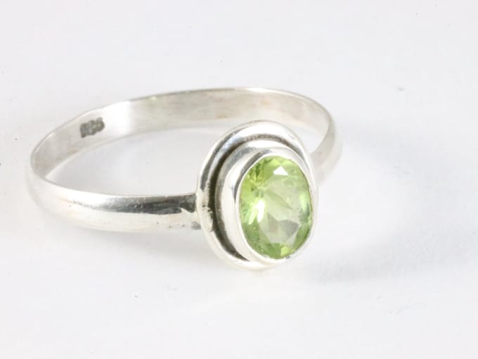 Fijne zilveren ring met peridoot - maat 15.5