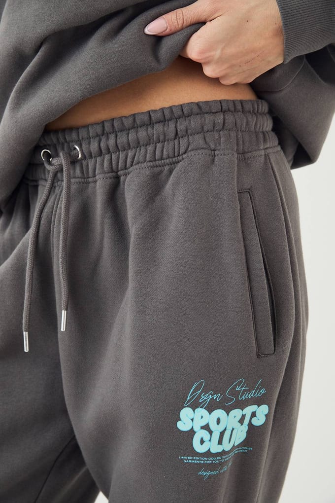 Dames DSGN Studio Sports Bubble Slogan Geboorde Oversized Jogger | Charcoal | Maat: Small