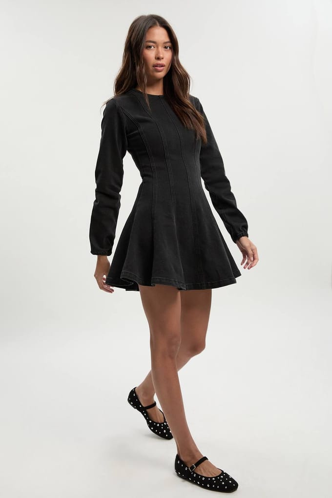 boohoo Dames Denimjurk met lange mouwen en naaddetails | Washed Black | Maat: 34
