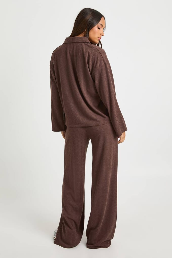 boohoo Dames Gerimpelde Rib Henley Knoophemd & Broek Co Ord | Chocolate | Maat: 6