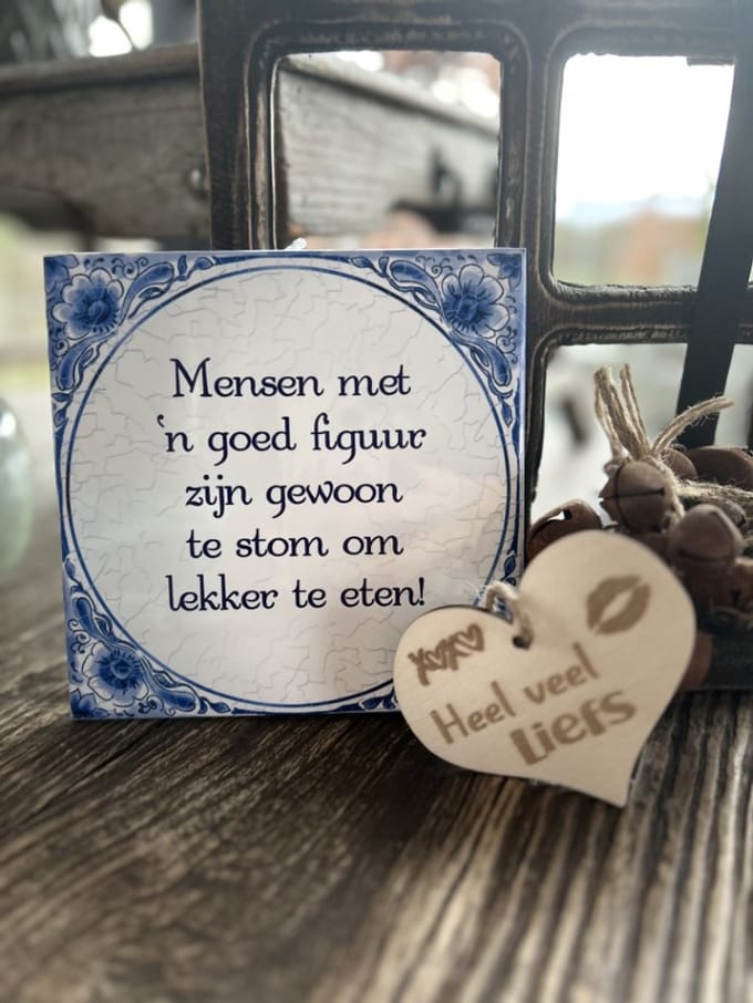 Creaties van Hier - Tegeltje Goed figuur met houten hartje - 15 cm – Keramiek