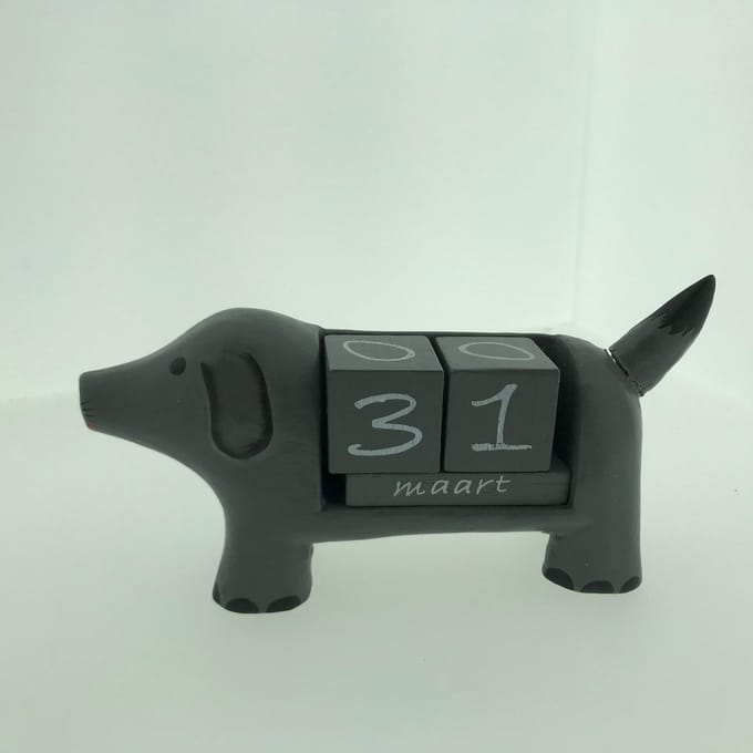 Hond kalender grijs L handgemaakt van hout 23 x 12 cm