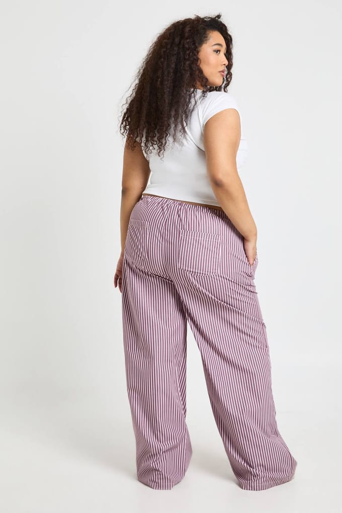 boohoo Dames Plus Geweven Gestreepte Broek met Elastische Taille en Wijde Pijpen | Wijn | Maat: 48