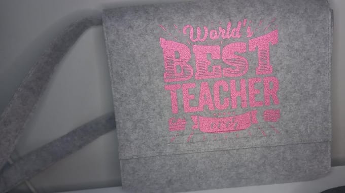 Vilten koerierstas *Best teacher ever* juf/ meester geschenk