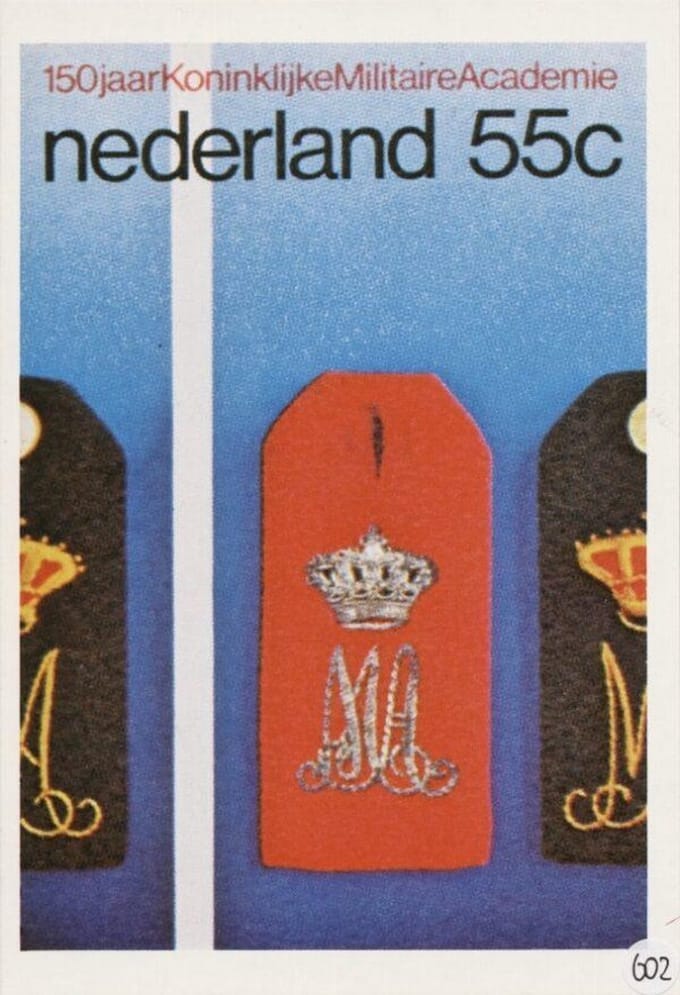 Briefkaart met afbeelding Epauletten met embleem K.M.A. postzegel