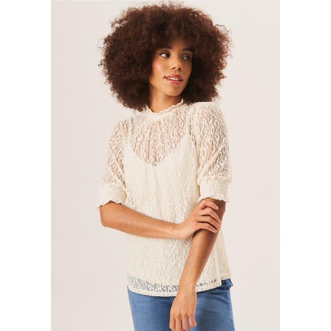 Losvallende blouse met hoge hals en kant