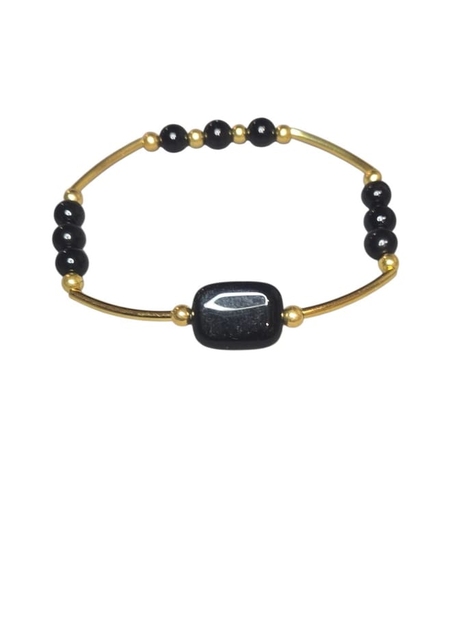 zwarte toermalijn armband met goudenkleurige spacers.