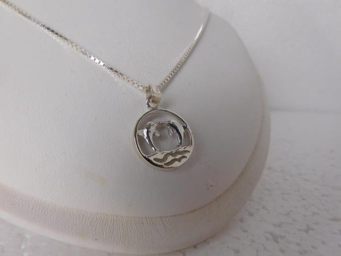Sierlijk hangertje met 2 dolfijnen, compleet met zilver collier