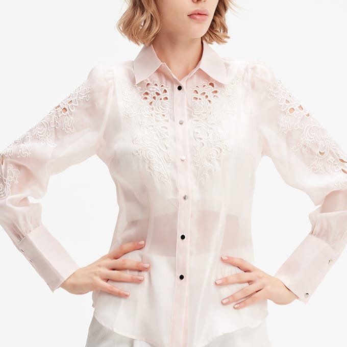 Geborduurde organza blouse