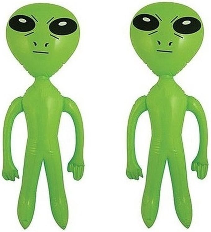 Opblaasbare groene alien figuur - 2x - 64 cm - uit space/de ruimte - buitenaards leven/wezen poppen - groene mannetjes