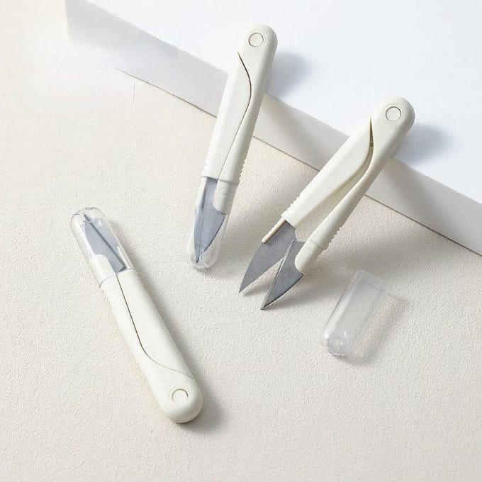 Ciseaux en acier inoxydable avec couvercle, tête de fil Portable, fil de poisson, ciseaux à coudre, point de croix, ciseaux de tailleur 1pcs white