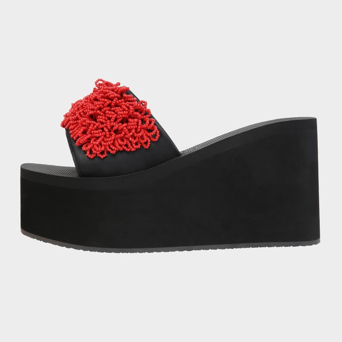 Rode koraalkleurige teenslipper zwart