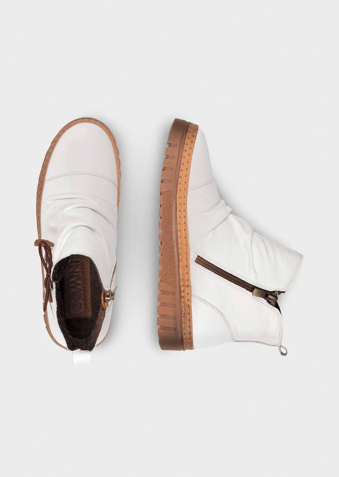 Laarsjes van leer met sierstrik - wit - Gr. 41 van Goldner Fashion