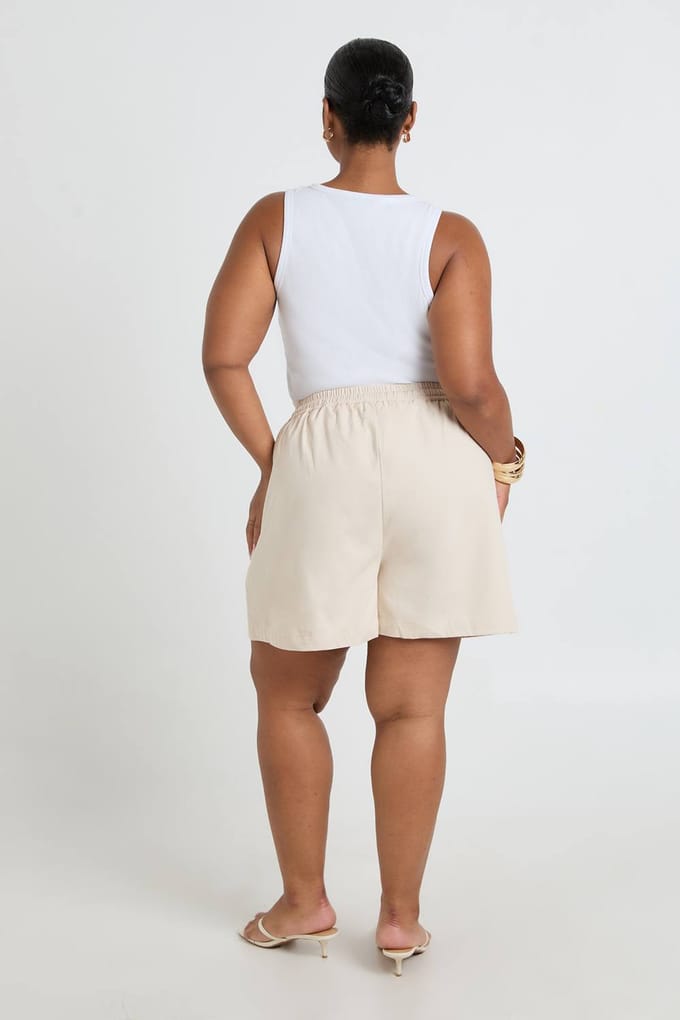boohoo Dames Plus Chambray Boxy Flippy Short | Ecru | Maat: 44