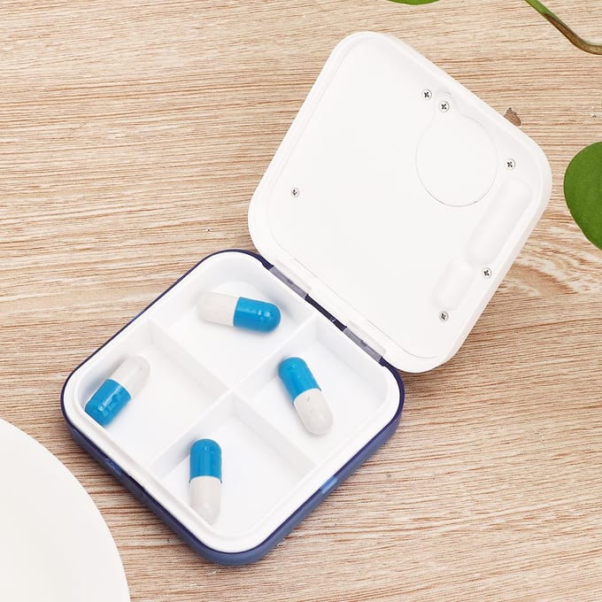 4 Compartimenten Digitale Intelligente Pillendoosje Patiënt op Leeftijd Timing Wekker Medicijndoos Blauw white