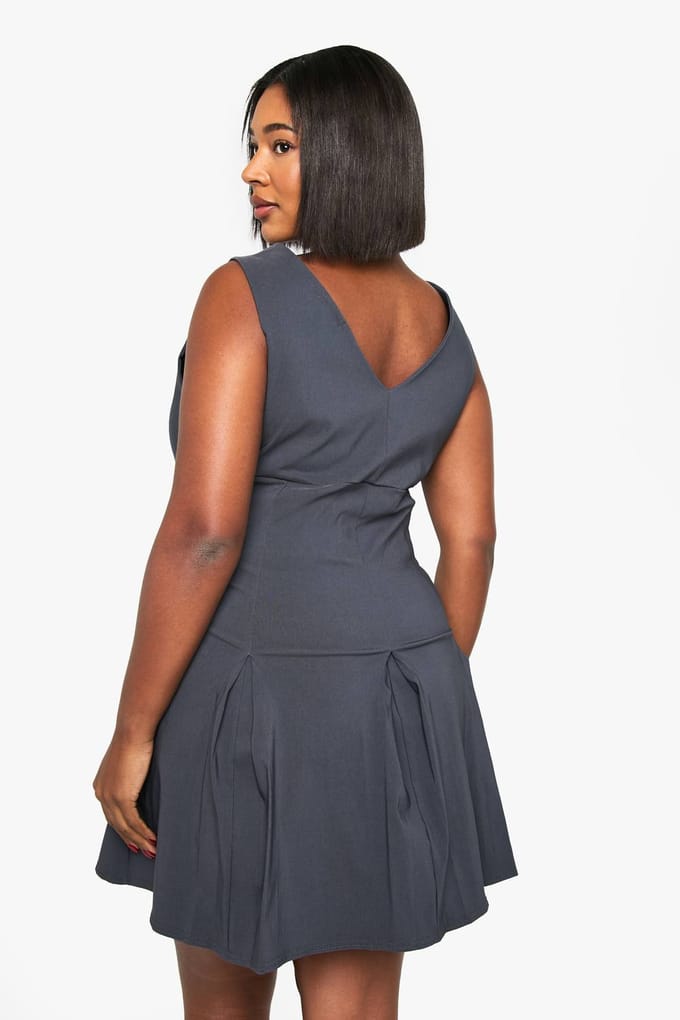 boohoo Dames Plus Bengaline Diepe V-hals Geplooide Rok Mini-jurk | Houtskool | Maat: 52