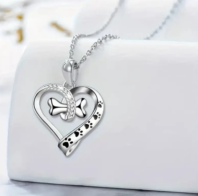 Elegante Hartvormige Hondenliefhebbers Halsketting – Met Pootafdruk & Bot Design
