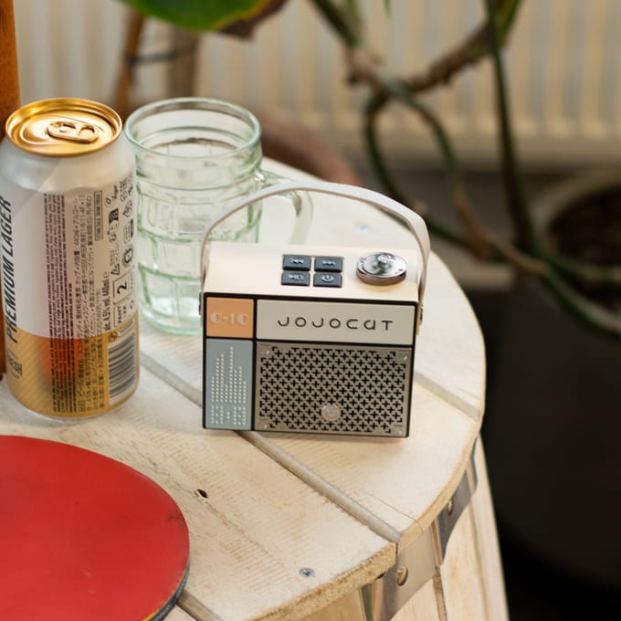 Jojocut C10 Mini Bluetooth Speaker – Compact Retro Radio Design– Draagbare Radio-Bluetooth Speaker Afmetingen: 9,9 × 7,6 × 5,6 cm